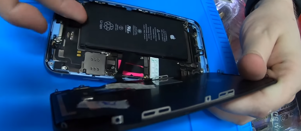 提供電子產品維修教學的Justin,透過The Art of Repair頻道展示,新一代iPhone XS、iPhone XS Max或iPhone XR的用戶,只要不是到蘋果門市或取得授權的蘋果經銷門市置換iPhone的電池,iPhone就會顯示電池需要維修的警告,也無法再查看電池的健康狀態。(圖片翻攝自https://www.youtube.com/watch?v=4nGnAdtTDCw)