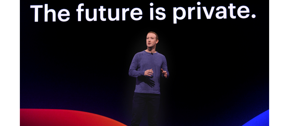 臉書執行長祖克柏(Mark Zuckerberg)年初宣布,為了強化用戶的私人通訊安全,將透過端對端加密以讓任何人,包括臉書在內,都無法檢視人們所分享的內容。圖片來源:臉書(https://newsroom.fb.com/media-gallery/events/mark-at-f8-2019/)
