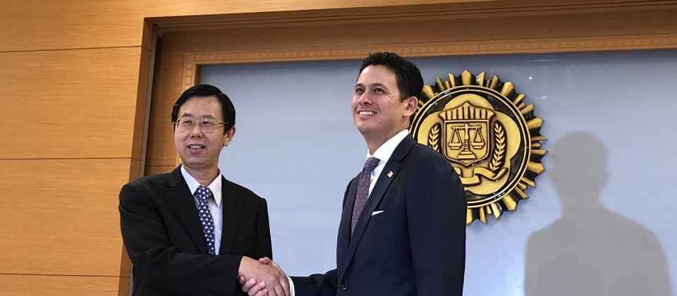調查局局長呂文忠(圖左)和美方FBI駐臺聯絡官Nicholas J. Garcia連袂召開記者會,顯示臺美雙方聯手防駭,跨國合作的成績,調查局提供的資訊也有助於美國司法部正式起訴五名中國APT41網軍和二名馬來西亞業者。