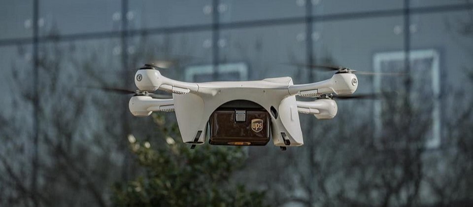 UPS利用無人機來載運病人血液和其他送測樣本,無人機以袋子裝好樣本以後,便會沿著預定的飛行路徑飛行,抵達該中心病理實驗室,再由實驗室人員將這些測試樣本取下進行測試,整個運送過程不到5分鐘,讓病患可以更快取得檢驗測試報告。