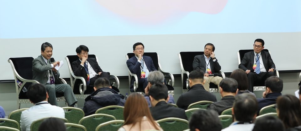 由左至右依序為,玉山銀行暨玉山金控資訊長謝萬禮、第一銀行資訊長劉培文、將來銀行籌備處策略長吳建頤、台北富邦銀行數位金融顧問李維斌、台新金控資訊長孫一仕。