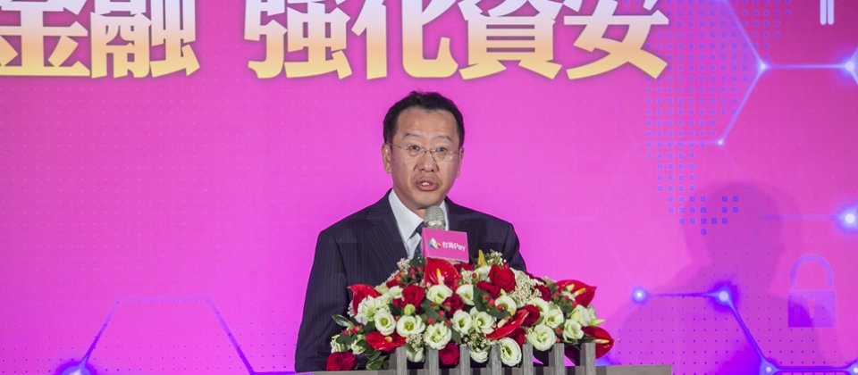 金管會主委顧立雄在活動會後透露,金融監理沙盒第2案正在審議中,外籍移工薪資未來可透過超商跨境匯款。金管會希望年底前盡快通過此案審議,送入沙盒實驗。