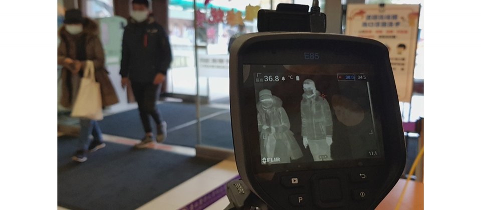 為加強防疫,北醫附醫資訊室不僅打造發燒追蹤平臺來整合資訊,更透過院內設置的紅外線體溫監測器,來即時把關進出人員狀態。