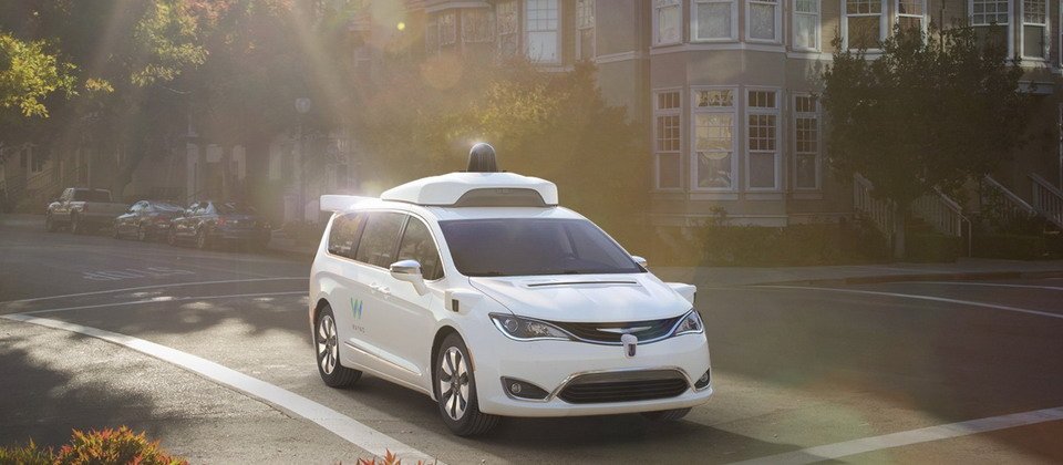 Alphabet旗下自駕車公司Waymo日前展示他們幫克萊斯勒打造的自動駕駛汽車成果時,也透露這輛車頂還配備了他們自行開發超低價的雷射雷達套件,成本只要7,500美元,還不到原本售價的十分之一,卻具備相近於高精密雷射雷達感測的效果。