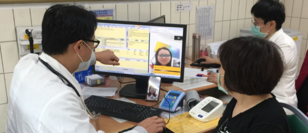 因應年初來勢洶洶的疫情,政府放寬通訊診療適用範圍,讓居家檢疫與隔離民眾可視訊看診。在這個條件下,衛福部資訊處處長龐一鳴認為,以遠距醫療問診新病患,是一場未知的戰爭,需要完整的資料紀錄和信任機制才行。而電子病歷交換中心(EEC)中的電子病歷,因為經電子簽章核准,在一定程度上可解決信任問題。他指出,衛福部現也針對醫療機構電子病歷製作及管理辦法,來研議鬆綁、促進更多資訊互通與應用。目前,醫事司已同意醫療機構將電子病歷上雲,但不能出境。(上圖為臺北榮總的視訊看診服務,圖片來源/臺北榮總)